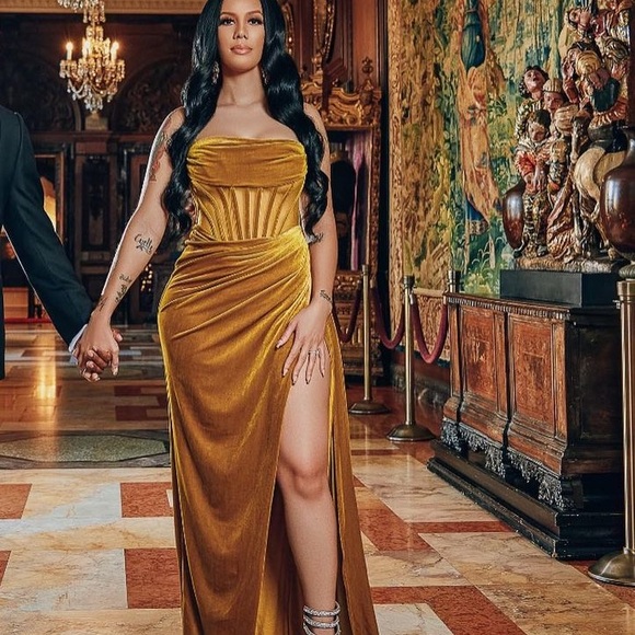 Miss circle gown - Picture 2 of 4